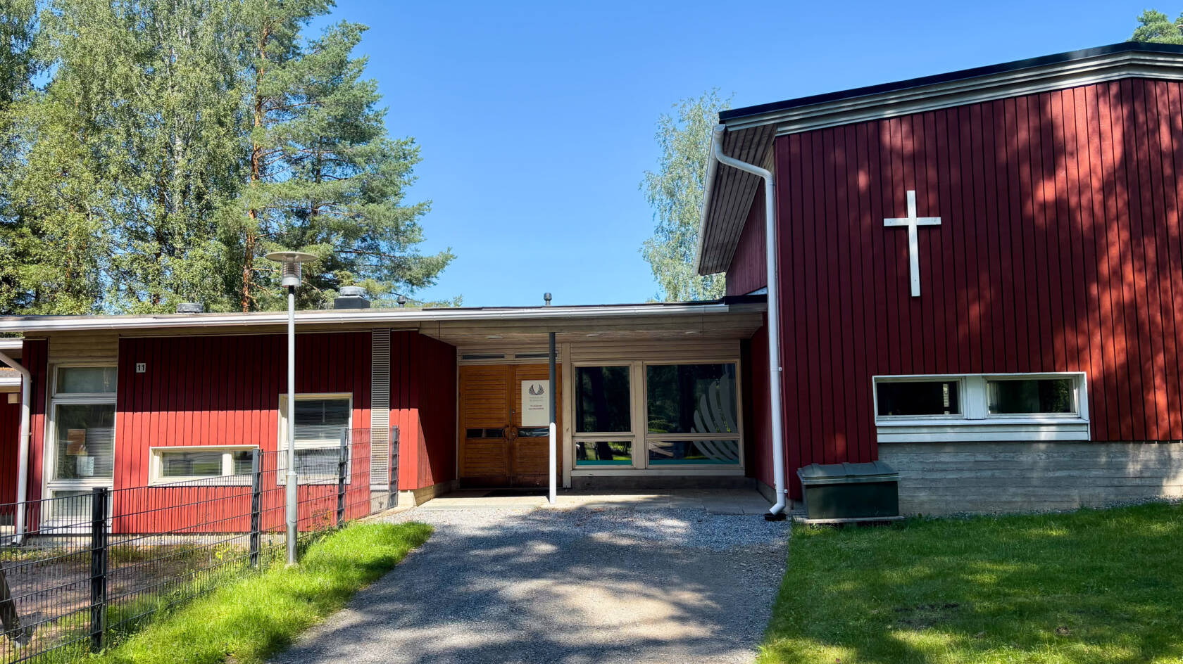 Huutijärven seurakuntakodin sisäänkäynti ja julkisivua.