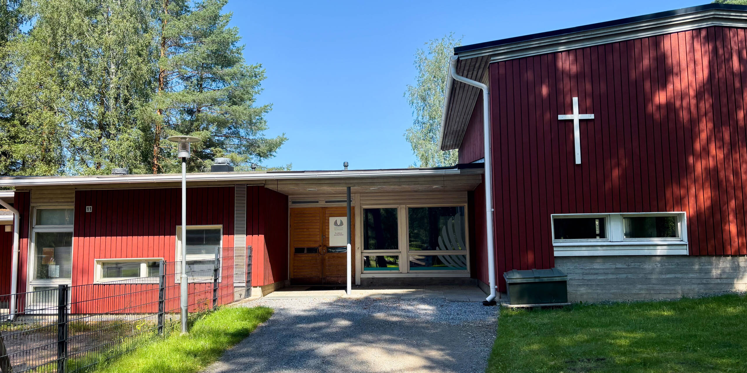 Huutijärven seurakuntakodin sisäänkäynti ja julkisivua.