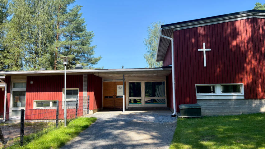 Huutijärven seurakuntakodin sisäänkäynti ja julkisivua.