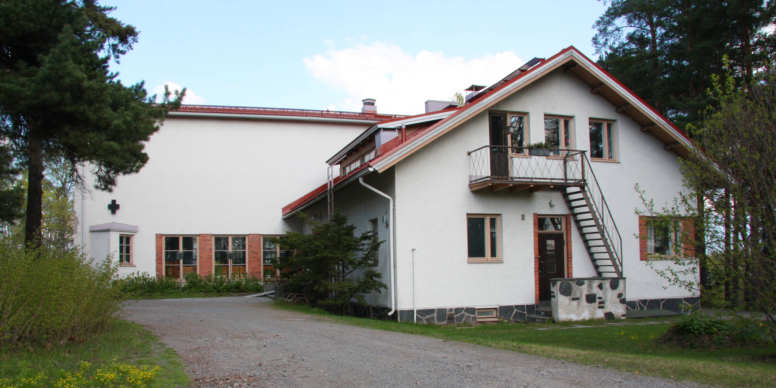 Kirkonkylän seurakuntakoti kuvattuna ulkoapäin.