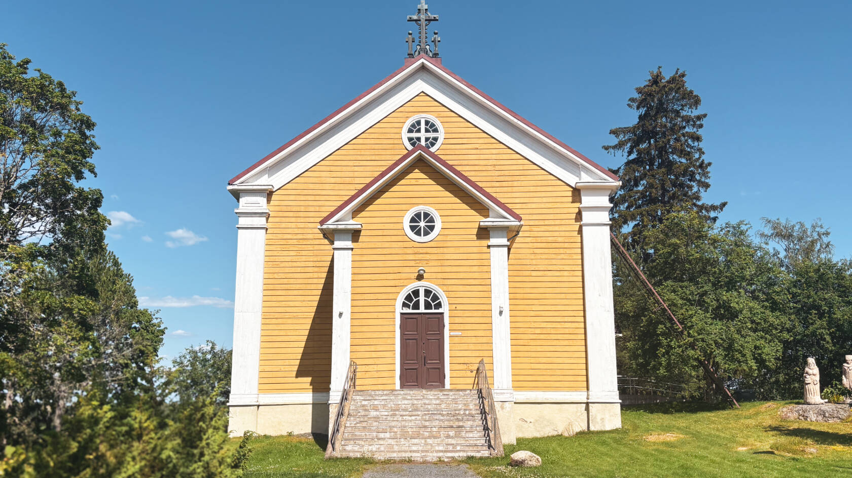 Kuhmalahden kirkon julkisivu etupuolelta kuvattuna.
