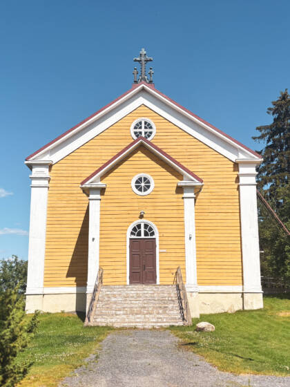 Kuhmalahden kirkon julkisivu etupuolelta kuvattuna.