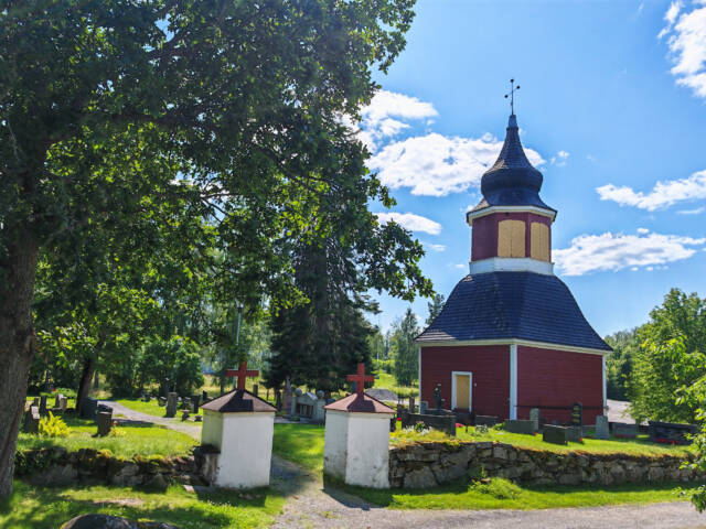 Kuhmalahden kirkkomaan erillinen kellotapuli kuvattuna ulkoa.