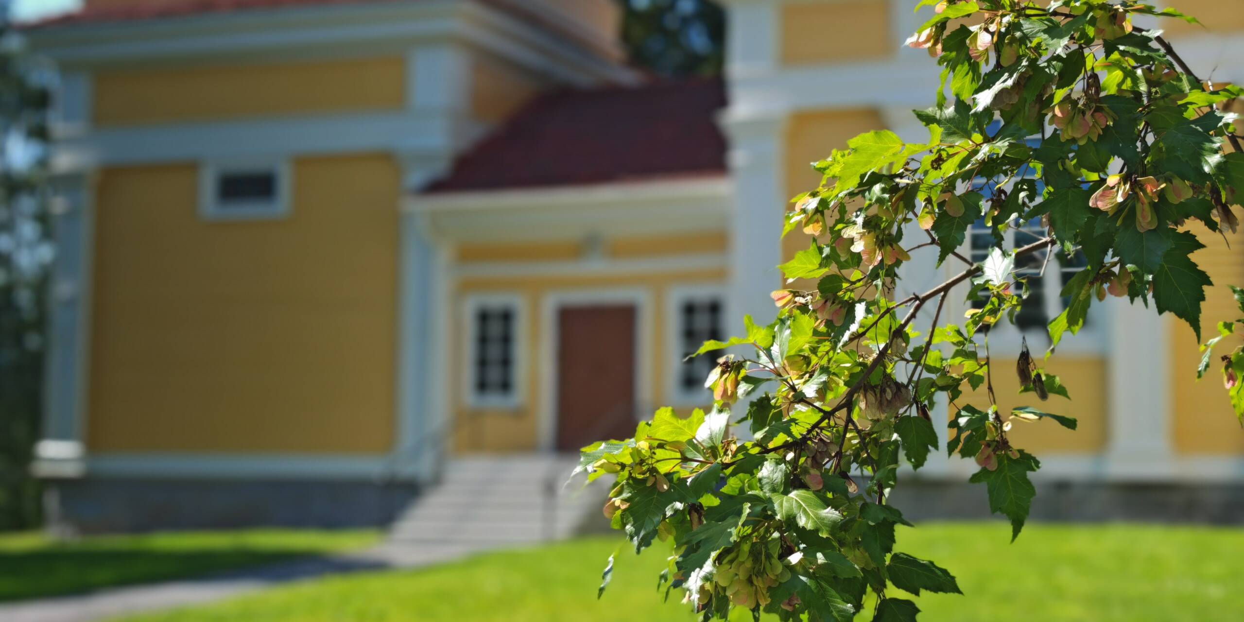 Sahalahden kirkon julkisivua.