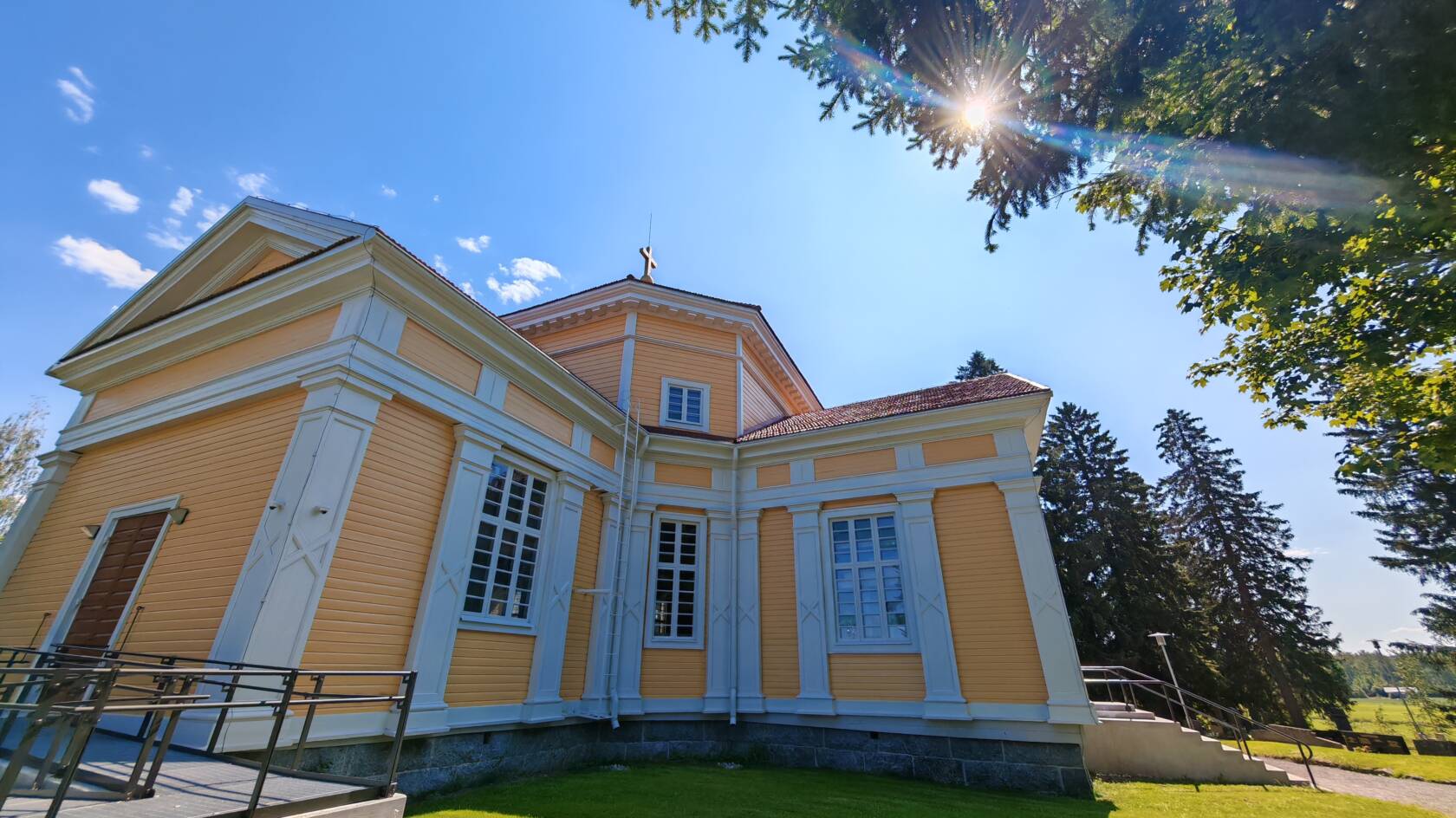 Sahalahden kirkon julkisivua alaviistosta kuvattuna.
