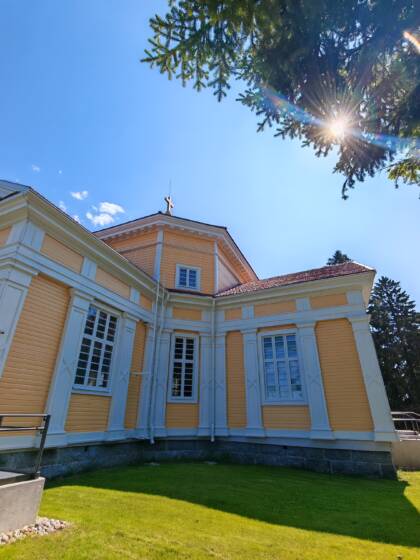 Sahalahden kirkon julkisivua alaviistosta kuvattuna.