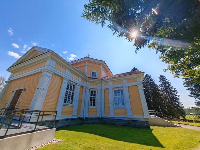 Sahalahden kirkon julkisivua alaviistosta kuvattuna.