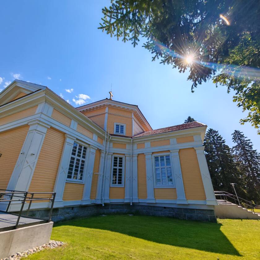 Sahalahden kirkon julkisivua alaviistosta kuvattuna.