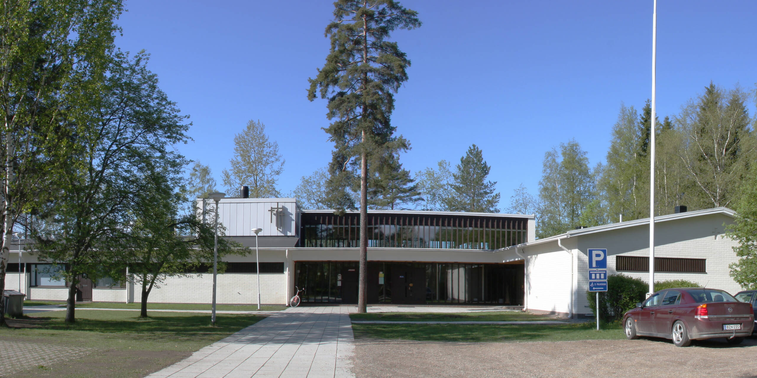 Suoraman seurakuntakeskuksen julkisivua.