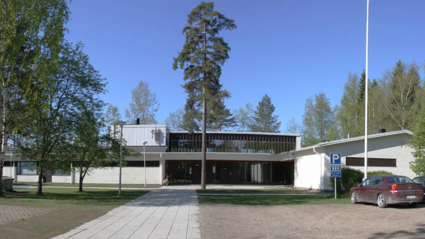 Suoraman seurakuntakeskuksen julkisivua.