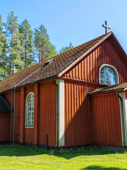 Vehkajärven kirkko kuvattuna kesällä ulkoapäin.