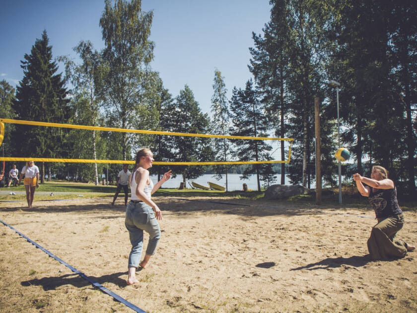 Pelaajia Pyysalon rantalentopallokentällä.
