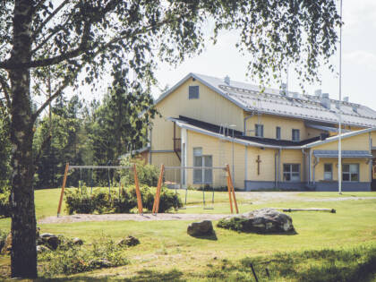 Pyysalon leirikeskuksen piha-aluetta ja päärakennuksen julkisivua kesällä.