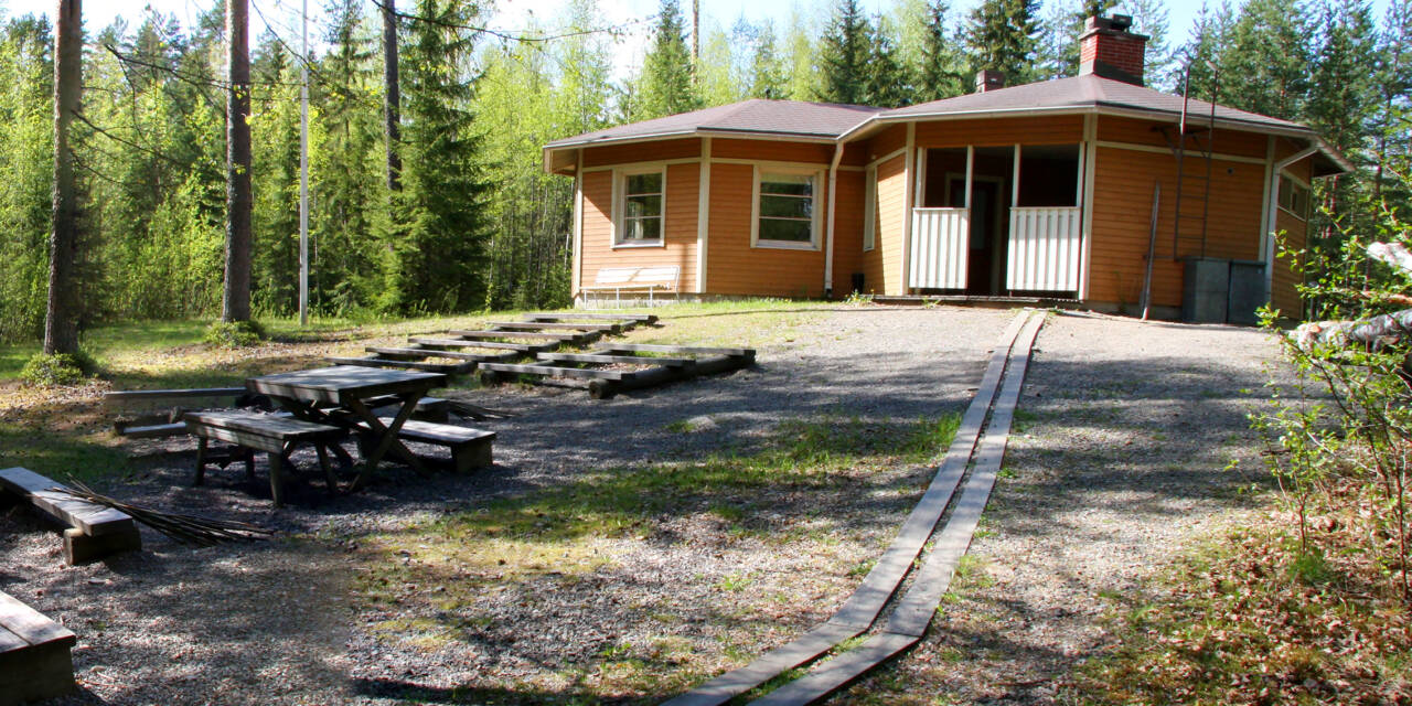 Ranta-Einola kuvattuna ulkoapäin kesäaikaan.