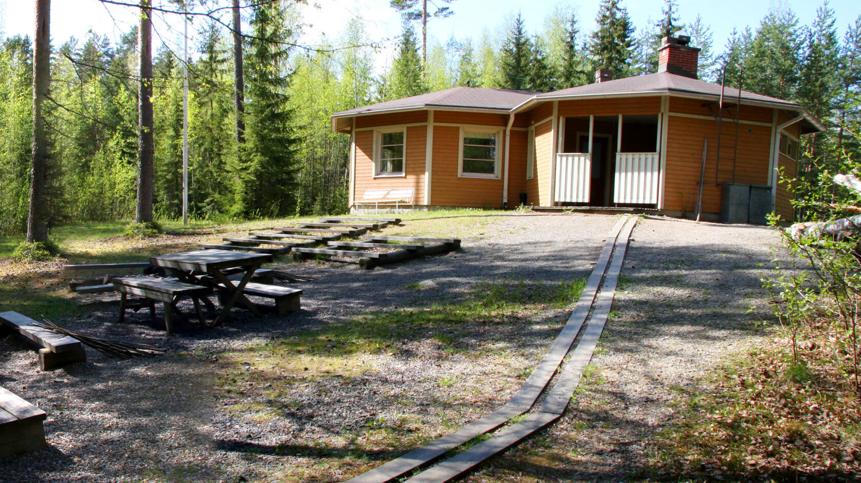 Ranta-Einola kuvattuna ulkoapäin kesäaikaan.