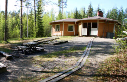 Ranta-Einola kuvattuna ulkoapäin kesäaikaan.