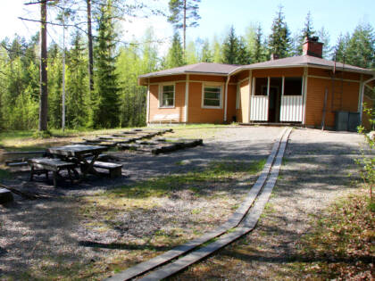 Ranta-Einola kuvattuna ulkoapäin kesäaikaan.