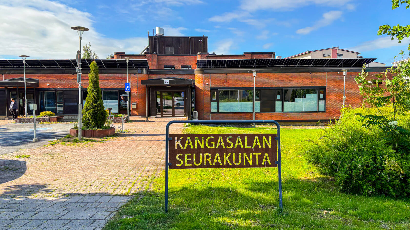 Kangasalan seurakunnan seurakuntatoimiston julkisivu.