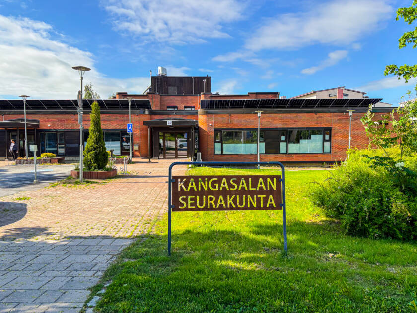 Kangasalan seurakunnan seurakuntatoimiston julkisivu.