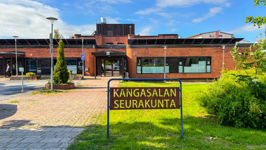 Kangasalan seurakunnan seurakuntatoimiston julkisivu.