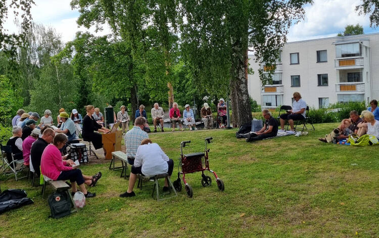 Osallistujia puistossa vuoden 2024 virsipiknikillä.