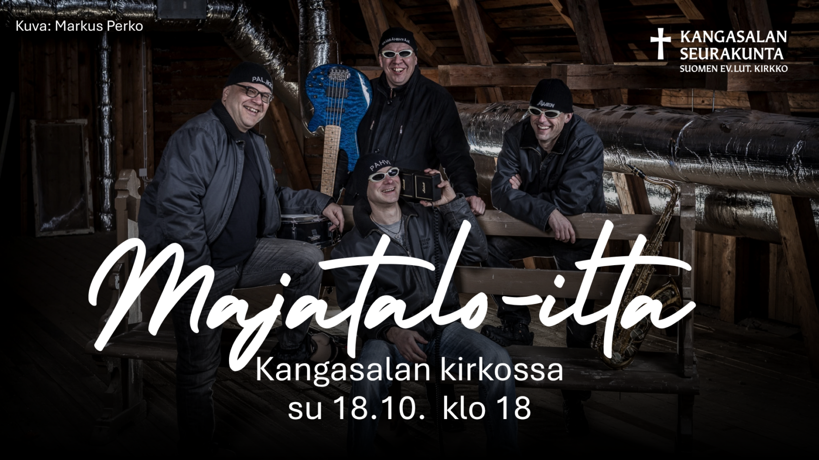 Neljä miestä istuu ullakolla pipot päässään ja soittimet kädessään. Mooseksen Parta -promokuva.