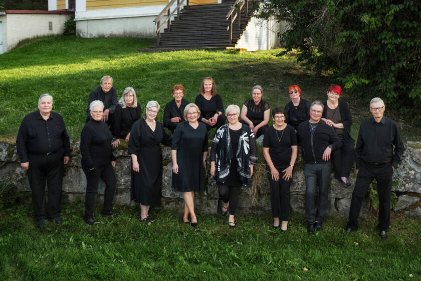 Vivace-kuoron jäsenet kuvattuna ulkona kesäaikaan.